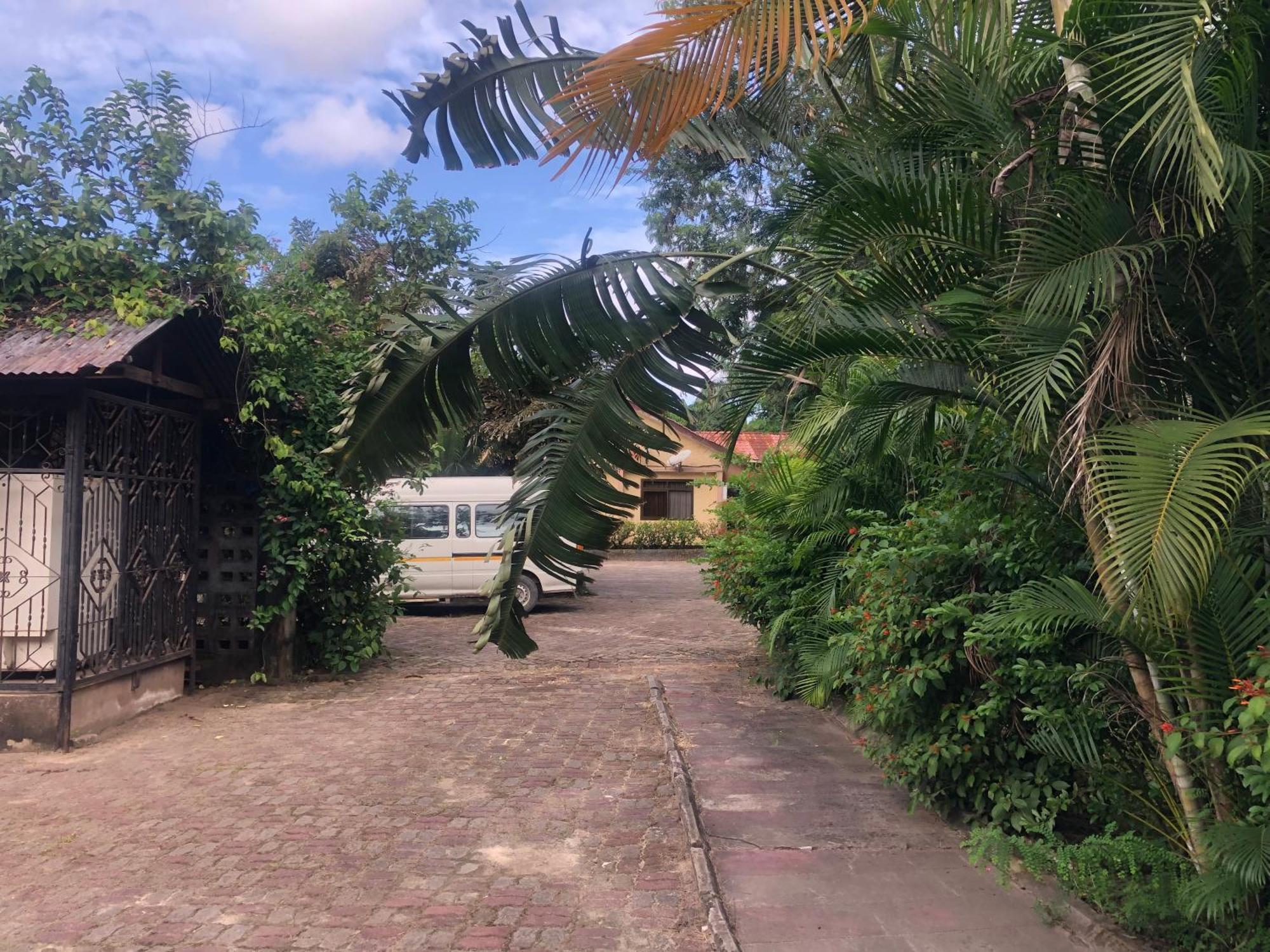 Tatys Homestay Дар-эс-Саламе Экстерьер фото