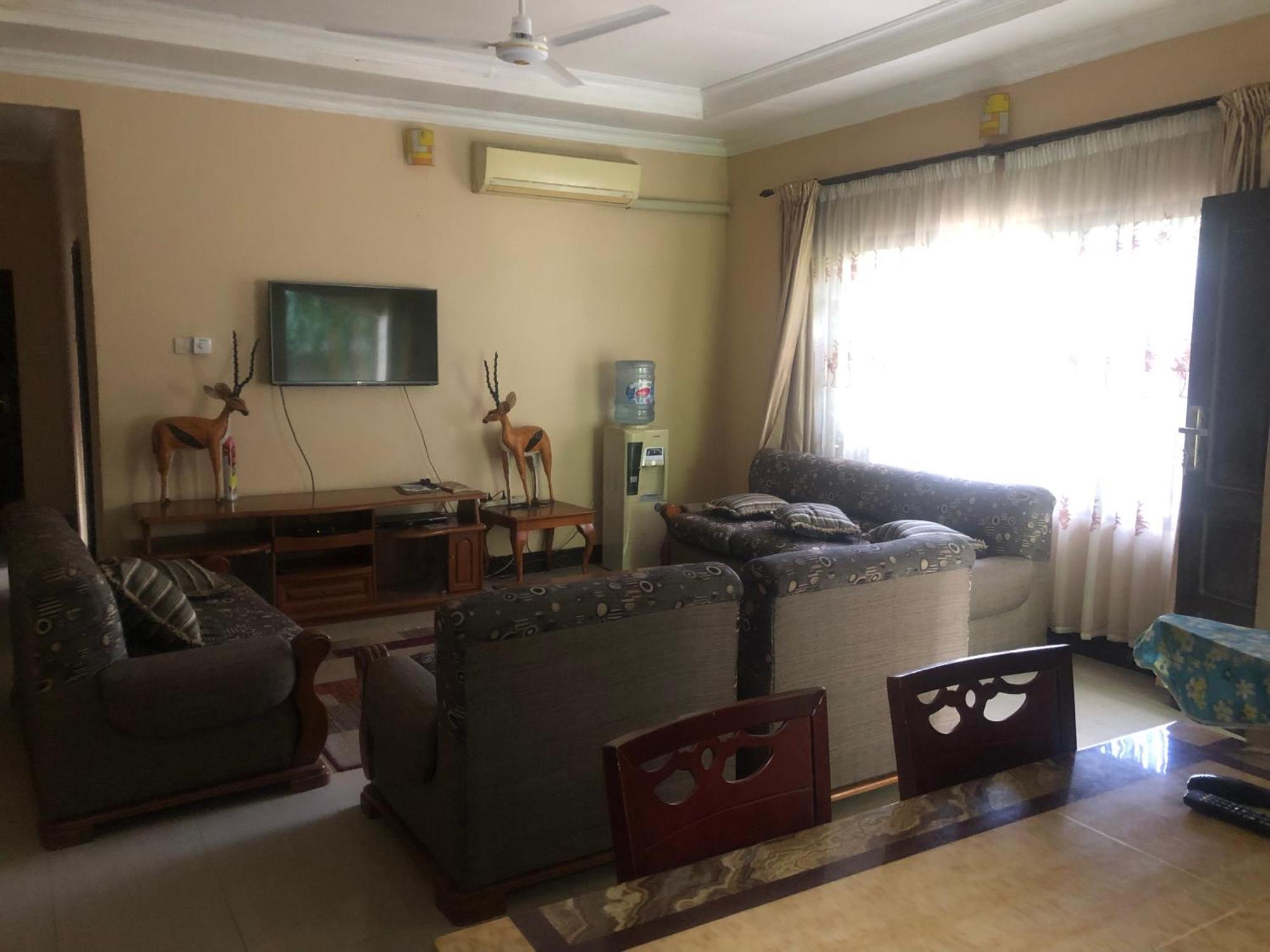 Tatys Homestay Дар-эс-Саламе Экстерьер фото